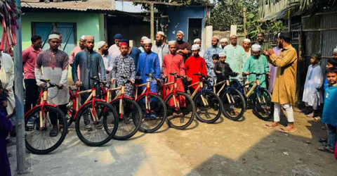 টানা ৪০ দিন নামাজ পড়ে সাইকেল উপহার পেলো ৮ শিশু-কিশোর