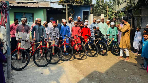 টানা ৪০ দিন নামাজ পড়ে সাইকেল উপহার পেলো ৮ শিশু-কিশোর
