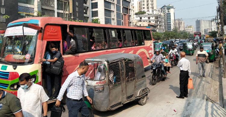 ঢাকার সড়কে সকালে গণপরিবহন কম, অফিসগামী মানুষের ভোগান্তি