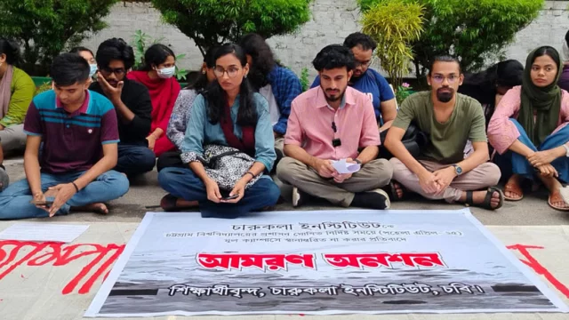এবার আমরণ অনশনে চবি চারুকলার শিক্ষার্থীরা