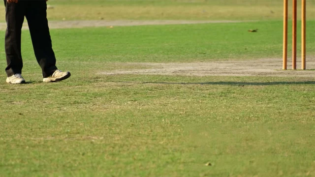 খেলা চলাকালীন মাঠেই লুটিয়ে পড়লেন আম্পায়ার, হাসপাতালে মৃত ঘোষণা