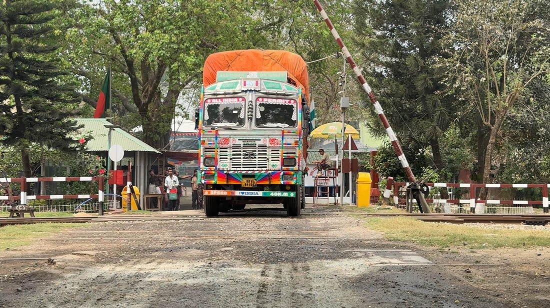 ৯ দিন বন্ধের পর হিলি স্থলবন্দর দিয়ে আমদানি-রফতানি শুরু