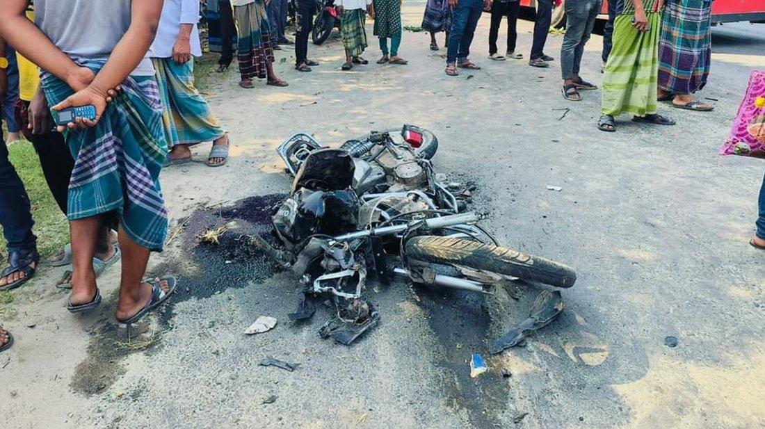 কর্মস্থলে যাওয়ার পথে ঝরলো মোটরসাইকেল আরোহী দুজনের প্রাণ, আহত ১