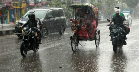 ২ বিভাগে ঝড়ের পূর্বাভাস, মেঘলা ঢাকার আকাশ