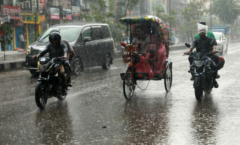২ বিভাগে ঝড়ের পূর্বাভাস, মেঘলা ঢাকার আকাশ