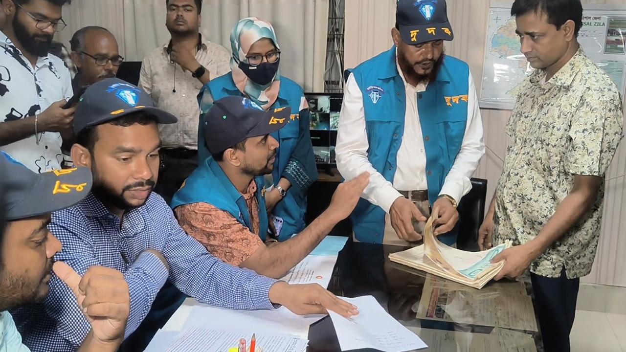 দুদক টিমের খবর পেয়ে সটকে পড়লেন বরিশালের রেজিস্ট্রার