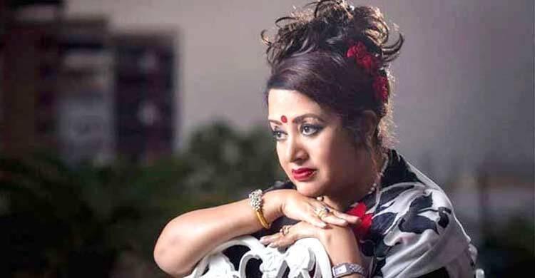 ফেসবুকে ক্যানুলার ছবি, ববিতা জানালেন ভালো আছেন