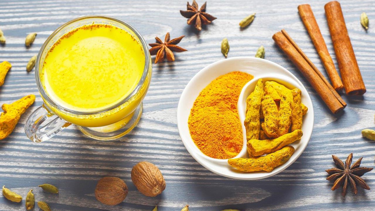 গরমে আদা ও হলুদের পানীয় পান করবেন যে কারণে