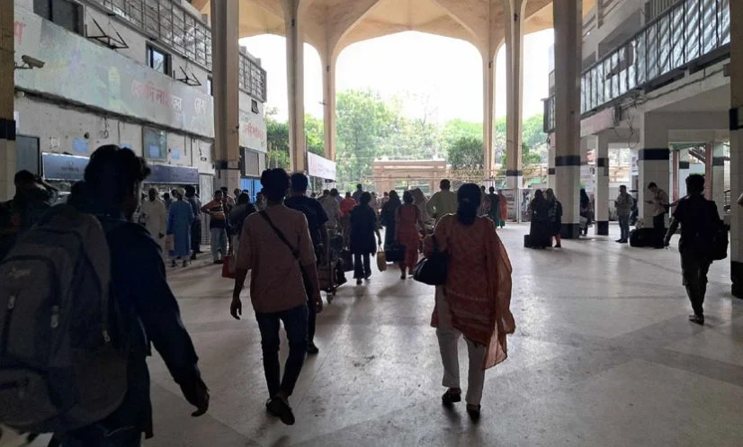 আজও ঢাকামুখী মানুষের ঢল