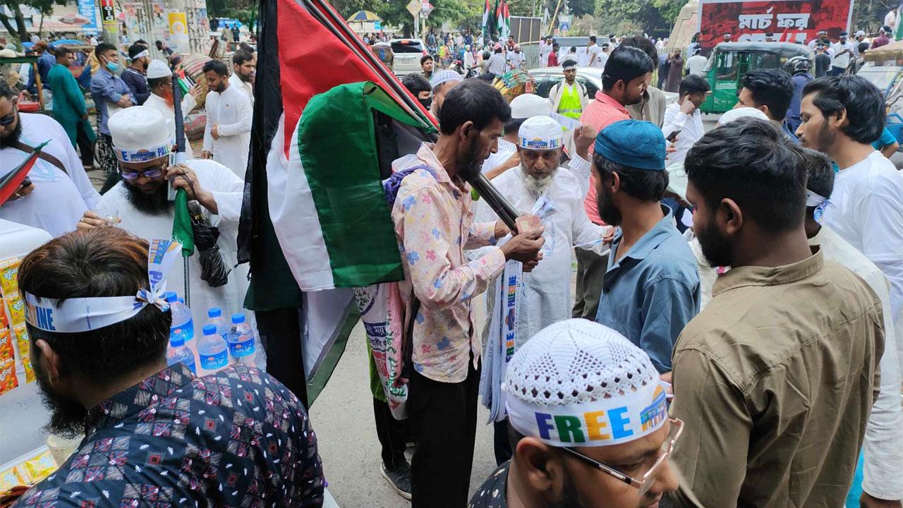 সোহরাওয়ার্দীতে জমায়েত ঘিরে পতাকা-টিশার্ট বিক্রির ধুম