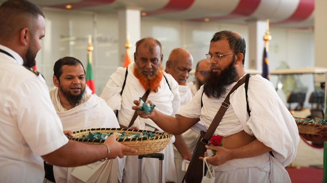 জেদ্দায় হজযাত্রীদের ফুল দিয়ে বরণ