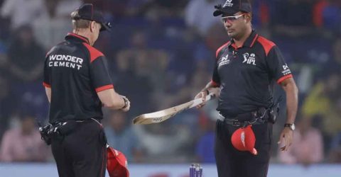আইপিএলে ম্যাচ চলাকালে ব্যাটের সাইজ মাপলেন আম্পায়াররা