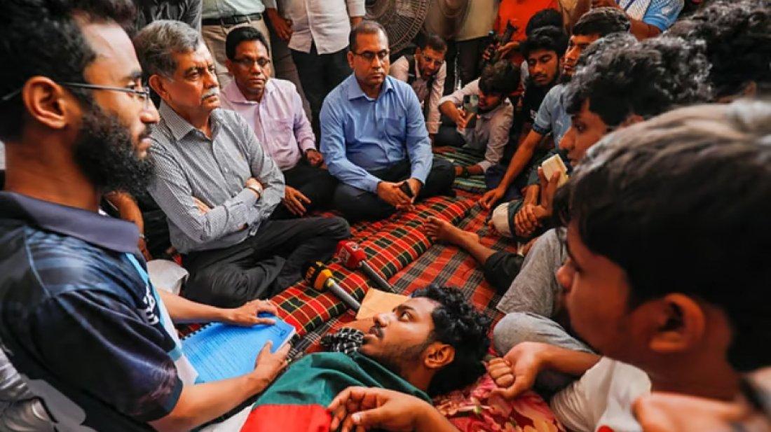 কুয়েট ক্যাম্পাসে শিক্ষা উপদেষ্টা, অনশনরত শিক্ষার্থীদের সঙ্গে আলোচনা