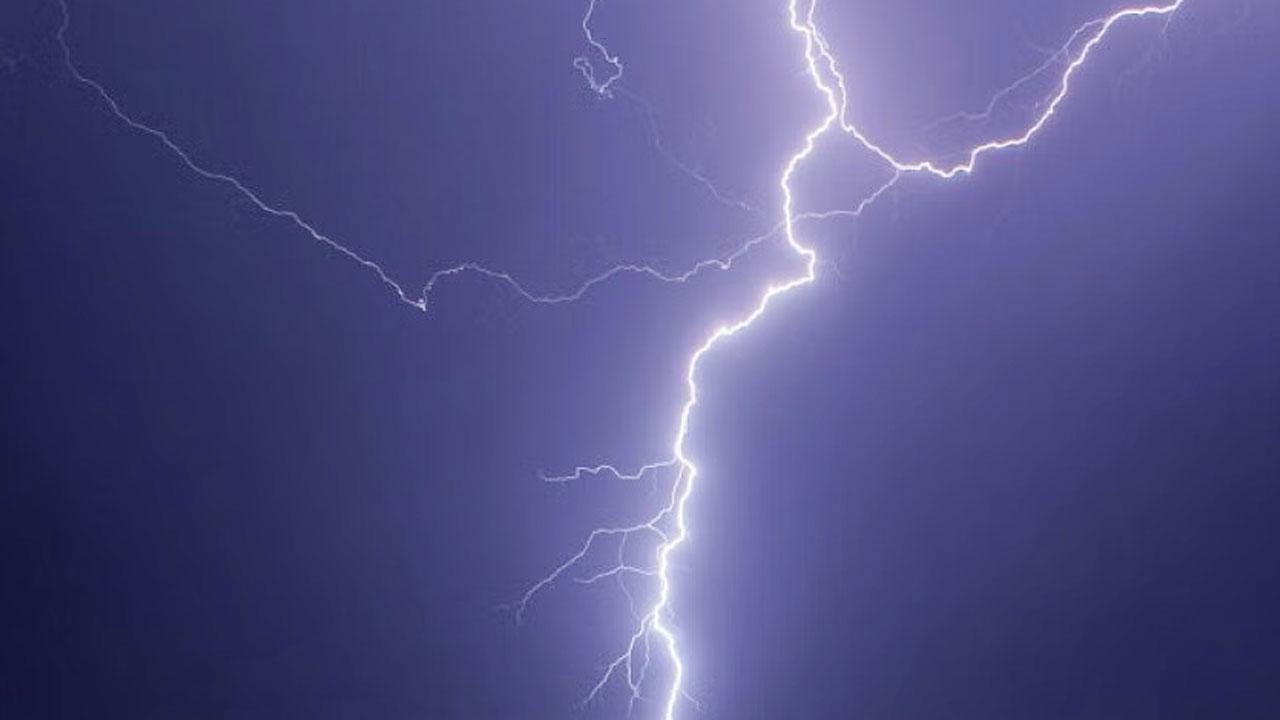 বজ্রপাতে প্রাণ গেল ১০ জনের