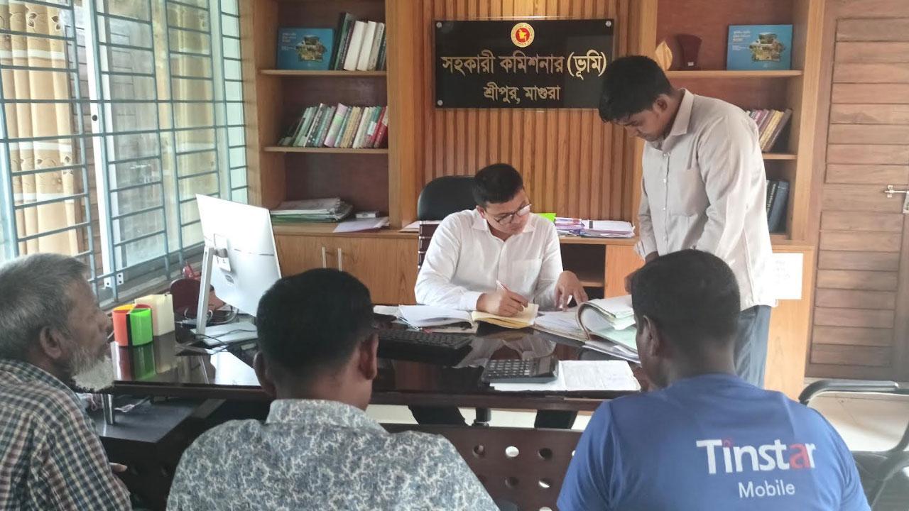 শ্রীপুরে পাল্টে গেছে ভূমি অফিসের সেবার মান, বেড়েছে রাজস্ব আয়