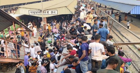 ঈদ শেষে ট্রেনযাত্রায় জনস্রোত, ছাদে চড়ে ঢাকায় ফিরছেন যাত্রীরা