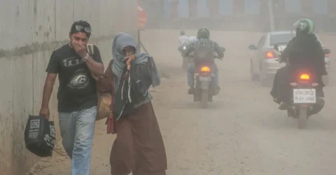 আজ ঢাকার বাতাস ‘সংবেদনশীল গোষ্ঠীর জন্য অস্বাস্থ্যকর’