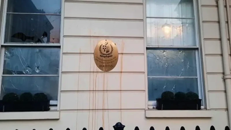 লন্ডনে পাকিস্তানি দূতাবাসে হামলা