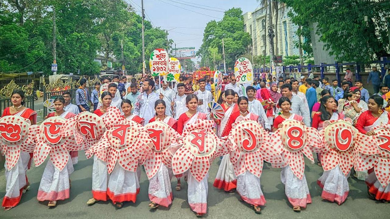 ধর্ম ও সংস্কৃতির বিভেদ ভুলে রংপুরে বর্ষবরণের বর্ণিল আয়োজন