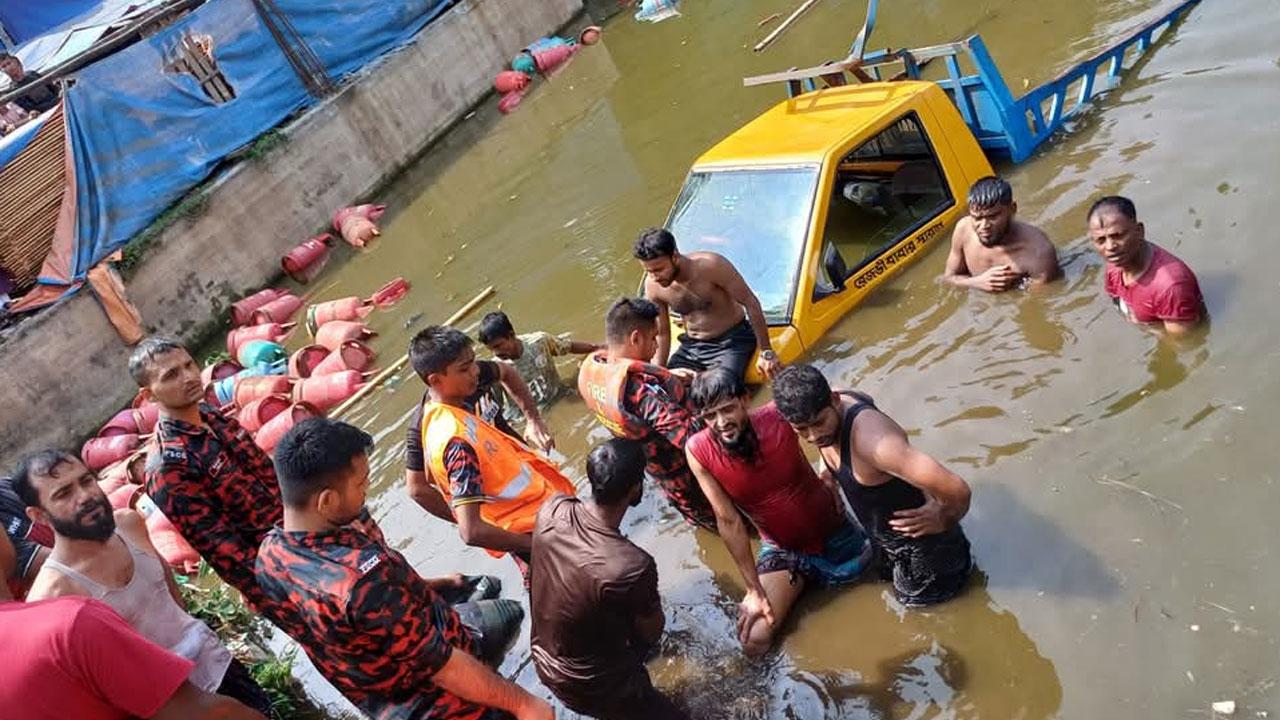 গ্যাস সিলিন্ডারবাহী পিক-আপ উল্টে পুকুরে, প্রাণ গেল কিশোরের