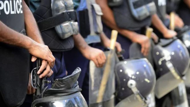 চুরির ঘটনায় ৯৯৯-এ কল, পৌঁছাতে দেরি হওয়ায় পুলিশের মাথা ফাটালেন দোকানী