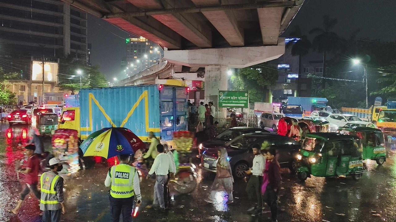 অবরোধ ভোগান্তির পৌনে ৯ ঘণ্টা পর অবশেষে যানচলাচল শুরু
