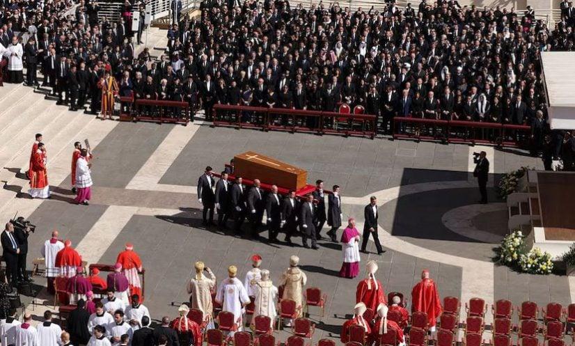 পোপ ফ্রান্সিসের অন্ত্যেষ্টিক্রিয়ায় বিশ্বের নেতারাসহ মানুষের ঢল