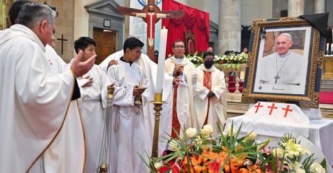 পোপ ফ্রান্সিসের অন্ত্যেষ্টিক্রিয়ার প্রস্তুতিতে বৈঠকে বসছেন কার্ডিনালরা