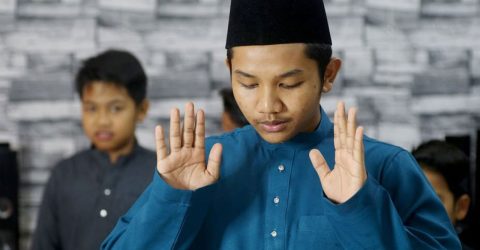 শুধু একজন বা দুইজন মুসল্লি থাকলে ইমামের পাশে দাঁড়ানোর নিয়ম