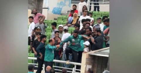 ‘ফাইনাল’ হেরে দর্শক পেটাতে গেলেন মাহমুদউল্লাহ