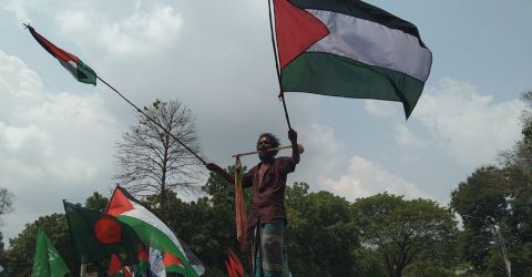 রিকশার ওপর দাঁড়িয়ে পতাকা উড়িয়ে ভালোবাসা প্রকাশ চালকের