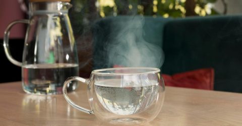 গরমেও গরম পানি পান করবেন যে কারণে