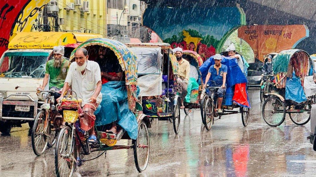 রাজধানীতে ঝড়ো হাওয়াসহ বৃষ্টি, কর্মজীবী মানুষের ভোগান্তি