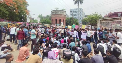 ৭ দাবিতে বিক্ষোভ করছেন কবি নজরুলের শিক্ষার্থীরা