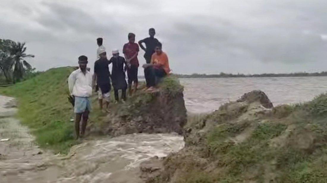 শঙ্খ নদীর বাঁধ ভেঙে লোকালয়ে ঢুকছে পানি, জনমনে আতঙ্ক