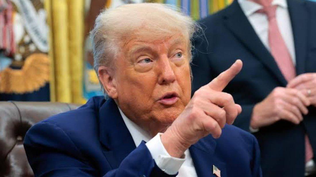 কাতারের বিমান নিয়ে প্রশ্ন করায় সাংবাদিককে ধমক দিলেন ট্রাম্প