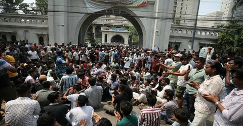 নগর ভবন অবরোধ করে ইশরাক সমর্থকদের বিক্ষোভ