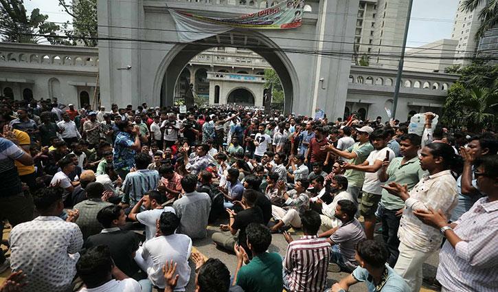 নগর ভবন অবরোধ করে ইশরাক সমর্থকদের বিক্ষোভ