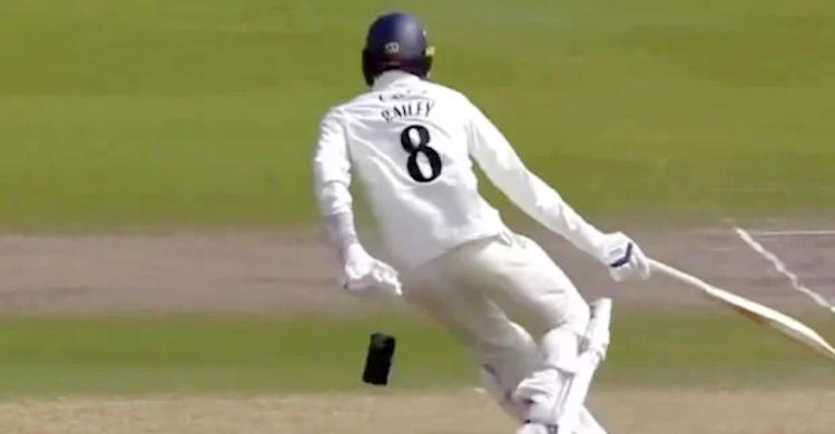 কাউন্টি ক্রিকেটে ব্যাটারের পকেট থেকে বের হলো মোবাইল ফোন