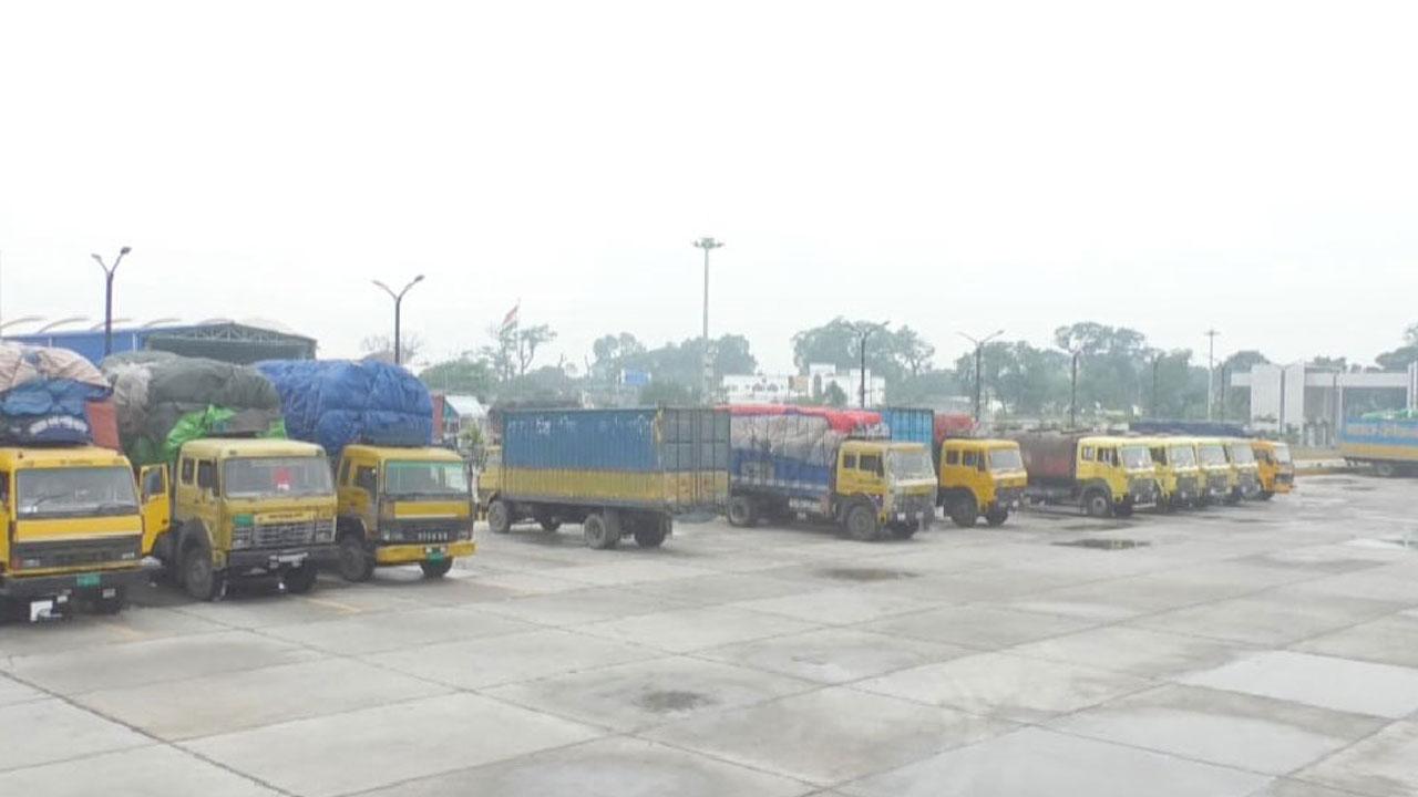 ভারতের নিষেধাজ্ঞায় বেনাপোল বন্দরে আটকা পণ্যবোঝাই শতাধিক ট্রাক
