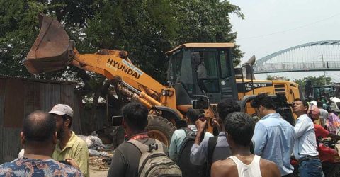 মিরপুরের কালশীতে গুঁড়িয়ে দেওয়া হচ্ছে অবৈধ দোকান