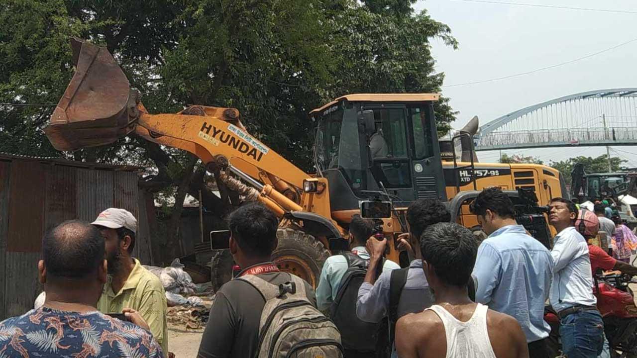 মিরপুরের কালশীতে গুঁড়িয়ে দেওয়া হচ্ছে অবৈধ দোকান