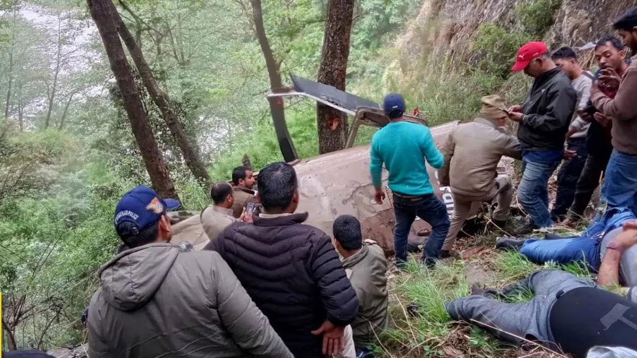 ভারতে সাতসকালে হঠাৎ হেলিকপ্টার বিধ্বস্ত, নিহত ৪
