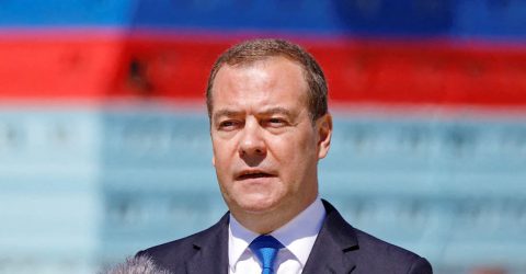 ট্রাম্পকে তৃতীয় বিশ্বযুদ্ধের হুমকি দিলেন মেদভেদেভ