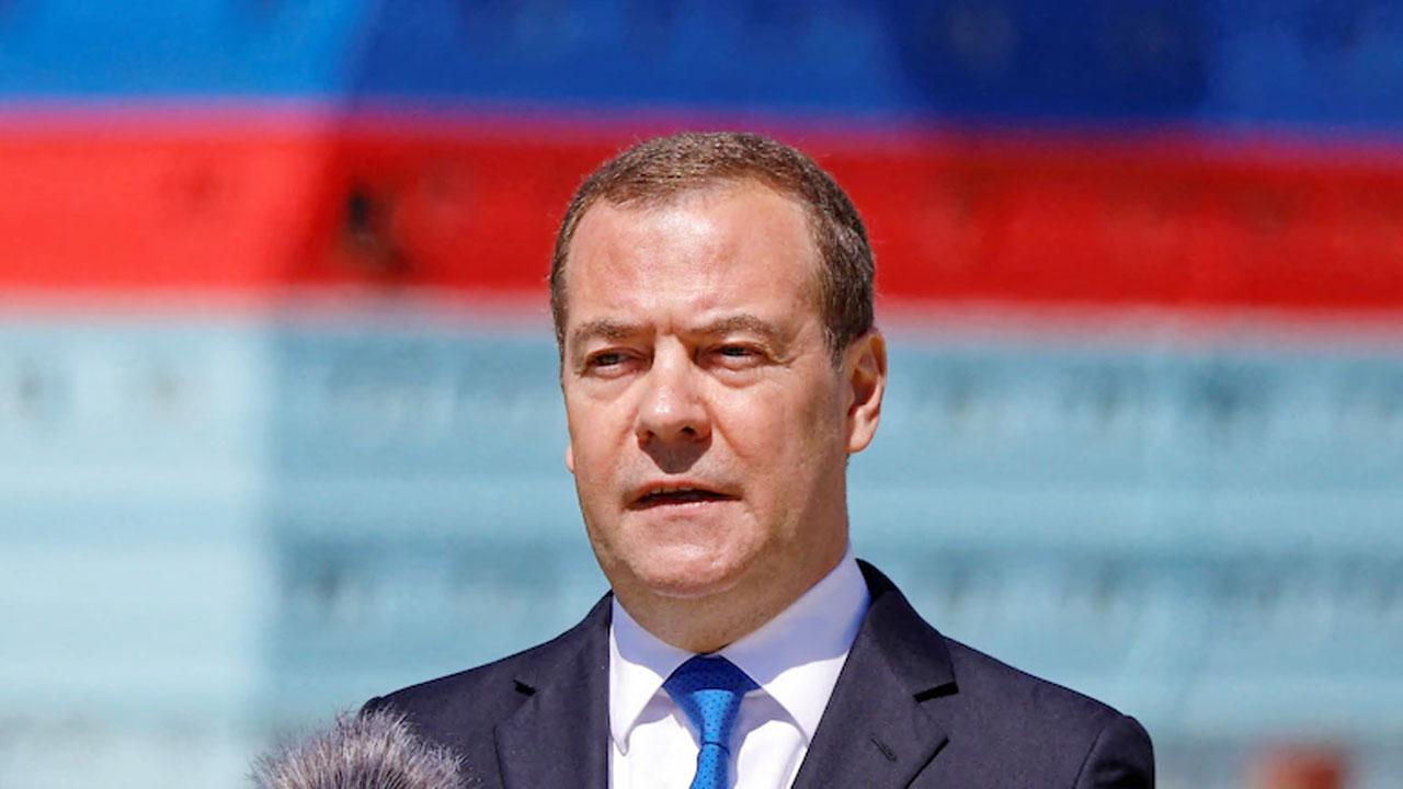 ট্রাম্পকে তৃতীয় বিশ্বযুদ্ধের হুমকি দিলেন মেদভেদেভ