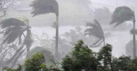 ঘণ্টায় ৬০ কিমি বেগে ঝড়ো হাওয়াসহ বৃষ্টির আভাস, সতর্কসংকেত
