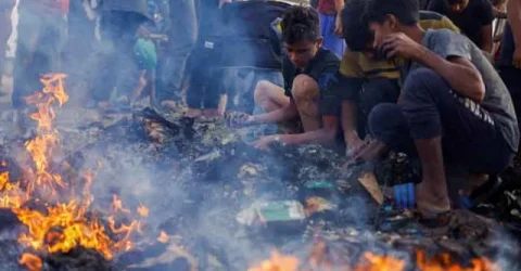 ২৫ কিলোমিটার হেঁটে ত্রাণ নিতে হচ্ছে গাজাবাসীদের