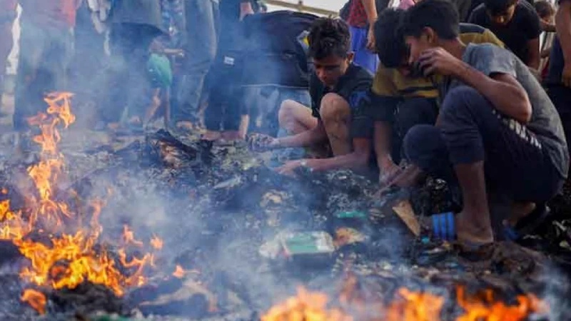 ২৫ কিলোমিটার হেঁটে ত্রাণ নিতে হচ্ছে গাজাবাসীদের