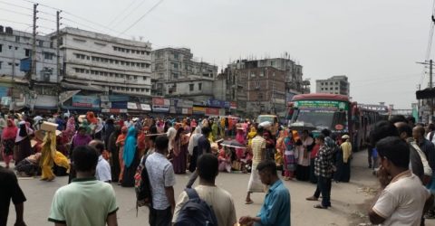 বেতনের দাবিতে ঢাকা-ময়মনসিংহ মহাসড়ক অবরোধ করেছেন পোশাকশ্রমিকরা