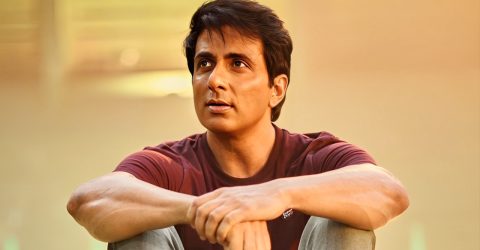 হেলমেট ছাড়াই বাইক চালিয়ে বিপাকে সোনু সুদ